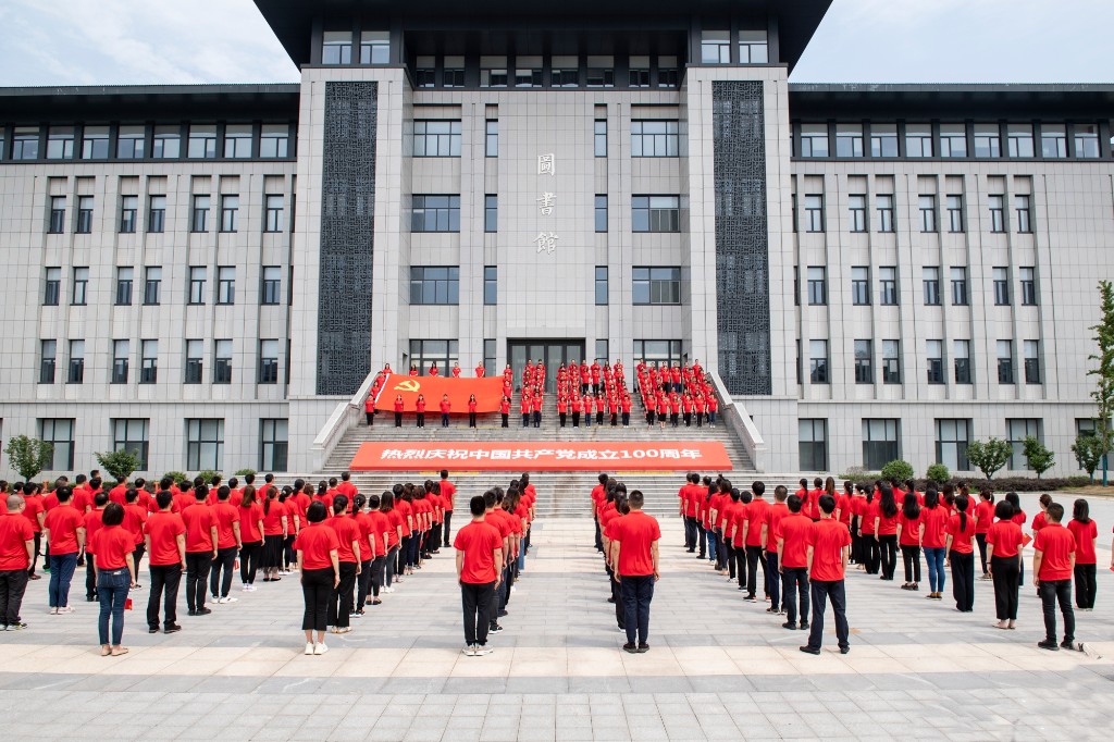 图书馆造型合影1